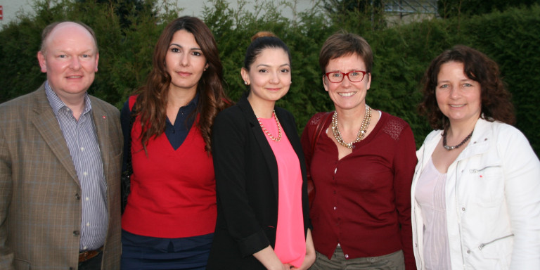 Diskutierten Doppelpass und kommunales Wahlrecht: (v. re.) SPD-Kreisvorsitzende Ruth Müller, Isabell Zacharias MdL, Tuba Altuntas (SODEM e.V.), Cetin Filiz und SPD-Kreisvorsitzender Dr. Bernd Vilsmeier.
