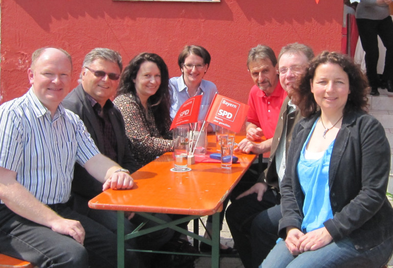Die SPD-Kreisverbände mit ihren Vorsitzenden Ruth Müller und Dr. Bernd Vilsmeier trafen sich in Niederaichbach: (v. li.) Bernd Vilsmeier, Franz Göbl, Christine Trapp, Kerstin Schanzer, Gerd Langner, Sepp Koch und Ruth Müller.